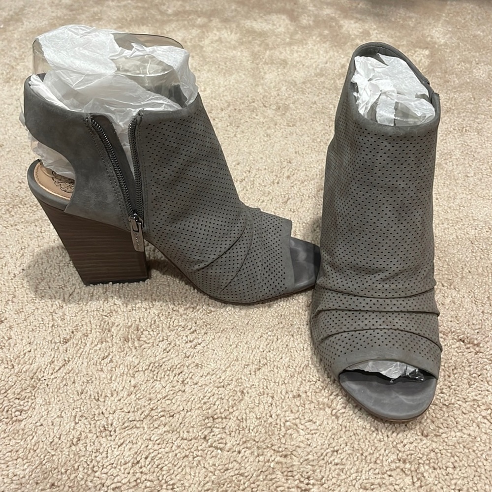 Vince Camuto Booties size 8